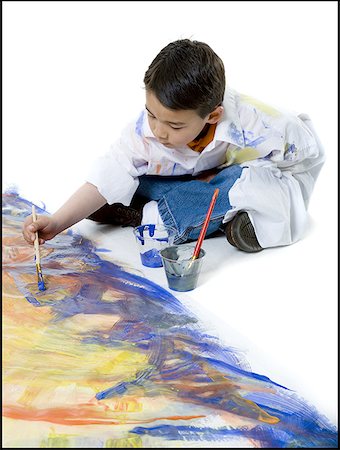 simsearch:640-01351381,k - Vue grand angle sur un garçon de peinture sur le sol Photographie de stock - Premium Libres de Droits, Code: 640-01350695