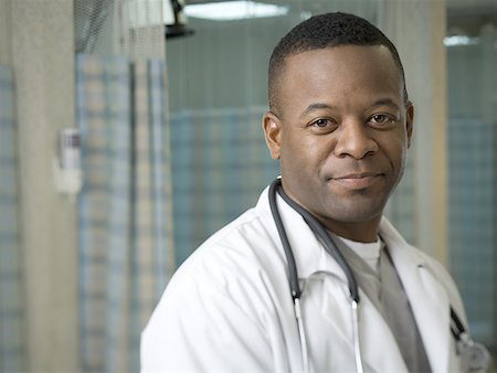 Portrait of a male doctor smiling Foto de stock - Sin royalties Premium, Código: 640-01350939