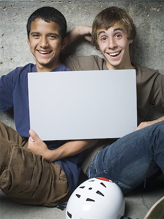 simsearch:640-02767760,k - Portrait de deux jeunes garçons tenant une pancarte blanche et souriant Photographie de stock - Premium Libres de Droits, Code: 640-01352009