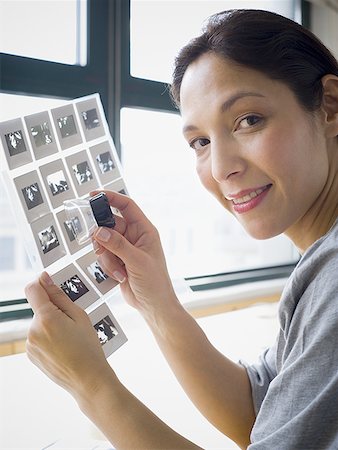 Portrait d'une femme à la recherche à une feuille de diapositives Photographie de stock - Premium Libres de Droits, Code: 640-01352034