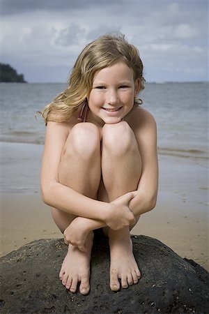 preteen girl feet - Portrait of a girl sitting on a rock and hugging her knees Foto de stock - Sin royalties Premium, Código: 640-01352129