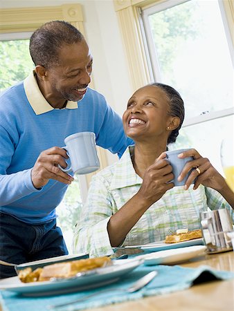 Senior homme et une femme senior prenant son petit déjeuner Photographie de stock - Premium Libres de Droits, Code: 640-01352157