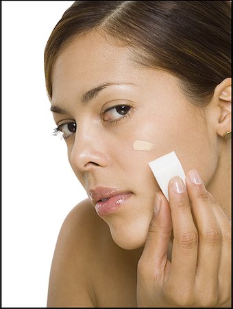 Portrait d'une femme, appliquer le fond de teint liquide Photographie de stock - Premium Libres de Droits, Code: 640-01364701