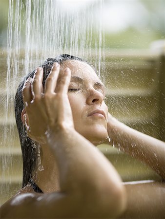 Profile of an adult woman taking a shower Stock Photo - Premium Royalty-Free, Code: 640-01366031