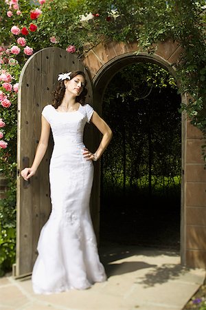 Portrait of a young woman standing at the doorway Stock Photo - Premium Royalty-Free, Code: 640-01366347