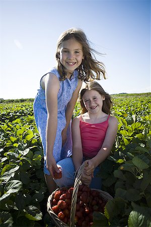 Portrait of two girls with baskets of strawberries on a field Foto de stock - Sin royalties Premium, Código: 640-01366540