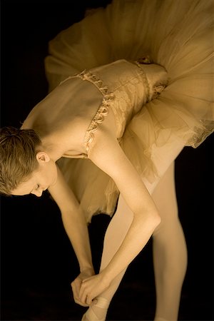 simsearch:640-01351921,k - Close-up of a ballerina tying her ballet slipper Foto de stock - Sin royalties Premium, Código: 640-01360056