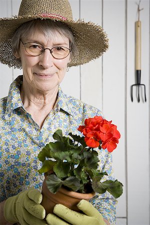 simsearch:640-02768330,k - Portrait of an elderly woman holding a potted plant Stock Photo - Premium Royalty-Free, Code: 640-01360771