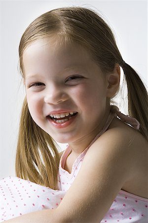 simsearch:640-01351381,k - Portrait d'une jeune fille souriant Photographie de stock - Premium Libres de Droits, Code: 640-01360989