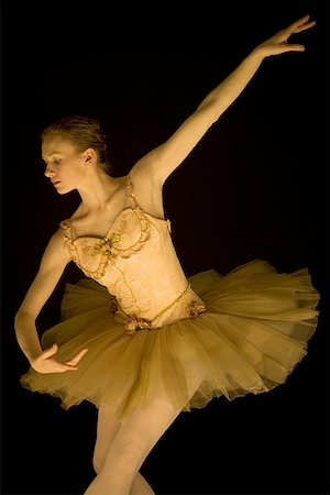 simsearch:640-01351921,k - Ballerina in tutu dancing Foto de stock - Sin royalties Premium, Código: 640-01361030