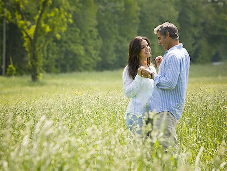 simsearch:640-01356213,k - Profile of a man and a woman holding hands in a field Stock Photo - Premium Royalty-Free, Code: 640-01361131