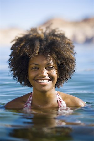 Portrait d'une jeune femme dans l'eau, sourire Photographie de stock - Premium Libres de Droits, Code: 640-01361405