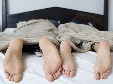 sleeping man foot - Gros plan des pieds du couple au lit Photographie de stock - Premium Libres de Droits, Code: 640-01361812