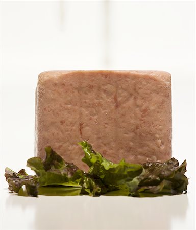 simsearch:640-01354413,k - Close-up of a canned ham with garnish Foto de stock - Sin royalties Premium, Código: 640-01363097