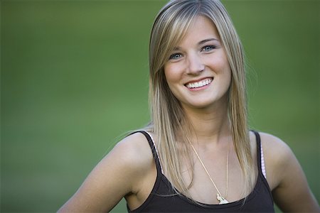 shirt collar - Portrait of a teenage girl smiling Foto de stock - Sin royalties Premium, Código: 640-01363336