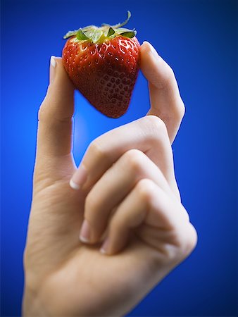 simsearch:640-01354413,k - Close-up of a woman's hand holding a strawberry Foto de stock - Sin royalties Premium, Código: 640-01363363