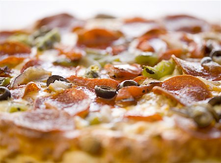 simsearch:640-01354413,k - Close-up of a pizza Foto de stock - Sin royalties Premium, Código: 640-01363647