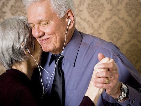 shirt collar - Profile of an elderly couple dancing and listening to music Foto de stock - Sin royalties Premium, Código: 640-02764591