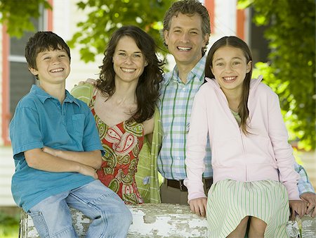 simsearch:640-02767192,k - Portrait of a man and a mid adult woman smiling with their children Foto de stock - Sin royalties Premium, Código: 640-02764618