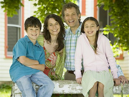 simsearch:640-02767192,k - Portrait of a man and a mid adult woman smiling with their children Foto de stock - Sin royalties Premium, Código: 640-02764619