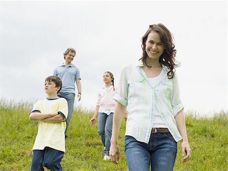 simsearch:640-02767291,k - Family walking in a field Stock Photo - Premium Royalty-Free, Code: 640-02764640
