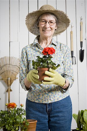 simsearch:640-02768330,k - Portrait of an elderly woman holding a potted plant Stock Photo - Premium Royalty-Free, Code: 640-02764662