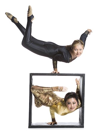 Female contortionist duo with box prop Foto de stock - Sin royalties Premium, Código: 640-02764833