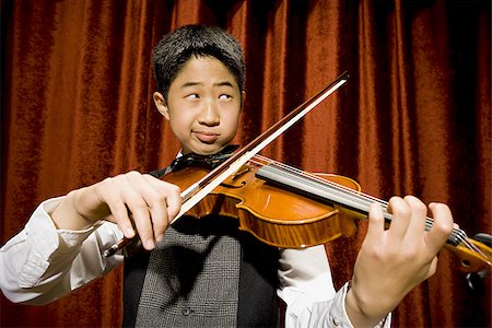 picture of young boy holding violin - Violon jouant garçon Photographie de stock - Premium Libres de Droits, Code: 640-02765250