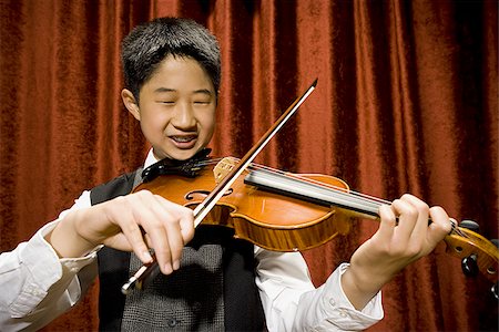 picture of young boy holding violin - Violon jouant garçon Photographie de stock - Premium Libres de Droits, Code: 640-02765252