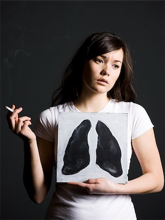 simsearch:640-02658468,k - femme fumant avec black lungs Photographie de stock - Premium Libres de Droits, Code: 640-02765651