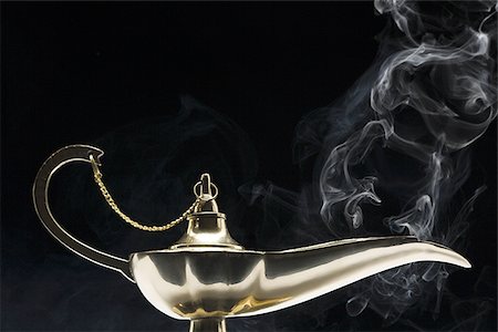 Gros plan d'une lampe magique dégageant de la fumée Photographie de stock - Premium Libres de Droits, Code: 640-02766049