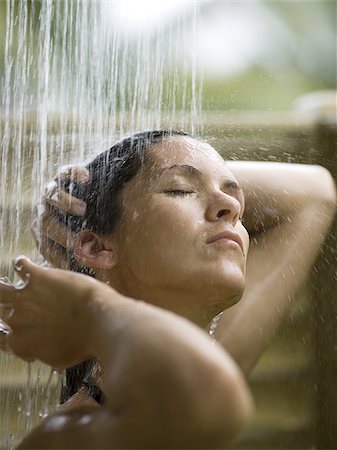 Profile of an adult woman taking a shower Stock Photo - Premium Royalty-Free, Code: 640-02766134