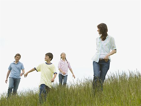 simsearch:640-02767192,k - Low angle view of a woman and a man with their son and daughter in a field Foto de stock - Sin royalties Premium, Código: 640-02767264
