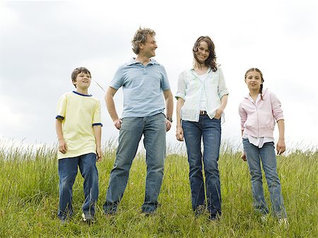 simsearch:640-02767192,k - woman and a man standing with their son and daughter in a field Foto de stock - Sin royalties Premium, Código: 640-02767262