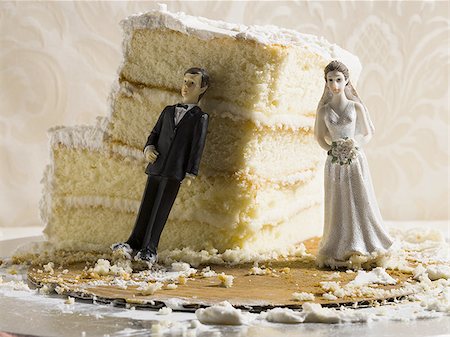 stalemate - Wedding cake visual metaphor with figurine cake toppers Stock Photo - Premium Royalty-Free, Code: 640-02768731