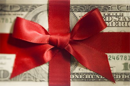 One hundred US dollar banknote with red ribbon Stock Photo - Premium Royalty-Free, Code: 640-02774593