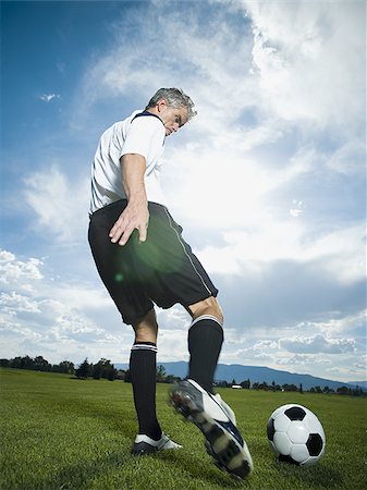 simsearch:640-03256208,k - Pleine forme ballon de soccer player Photographie de stock - Premium Libres de Droits, Code: 640-02770262