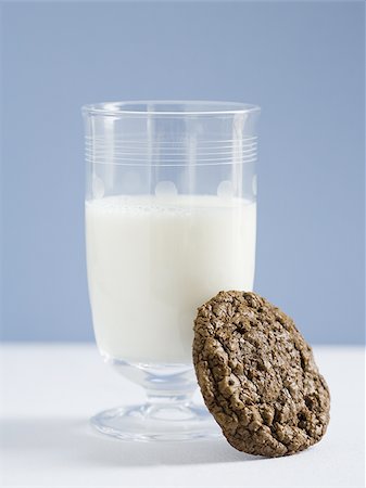 Glass of milk with chocolate cookie Stock Photo - Premium Royalty-Free, Code: 640-02772614