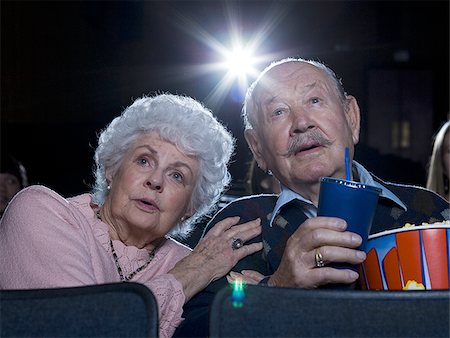 Homme et femme je regarde le film au cinéma effrayé Photographie de stock - Premium Libres de Droits, Code: 640-02773362
