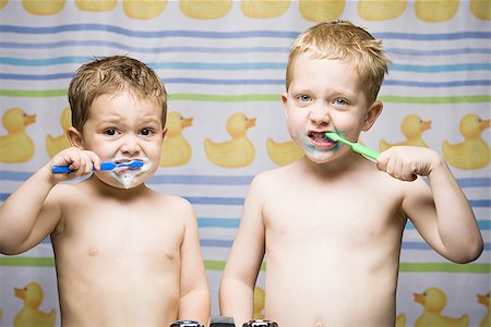 dentalcare - Two boys brushing teeth in bathroom sink Stock Photo - Premium Royalty-Free, Code: 640-02773651