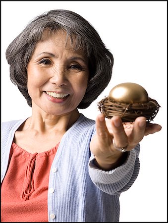 haute femme tenant un œuf d'or Photographie de stock - Premium Libres de Droits, Code: 640-02948535