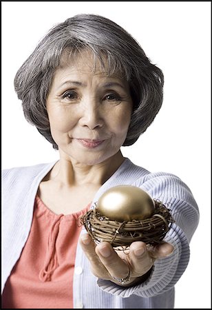 haute femme tenant un œuf d'or Photographie de stock - Premium Libres de Droits, Code: 640-02948536