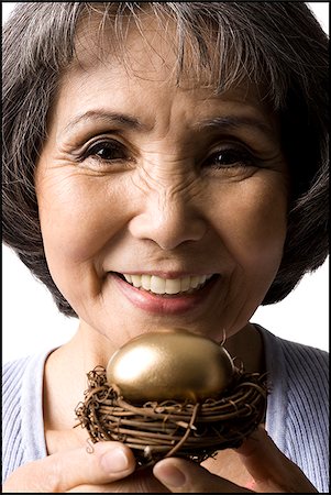 haute femme tenant un œuf d'or Photographie de stock - Premium Libres de Droits, Code: 640-02948539