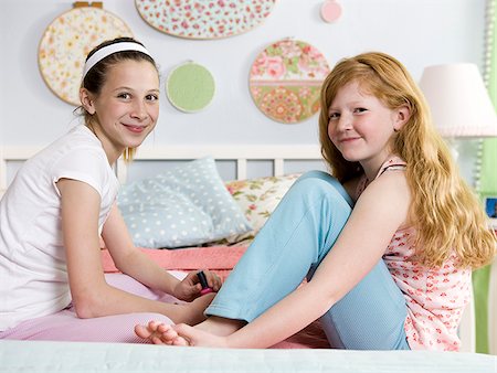 preteen pyjama - two girls in a bedroom Stock Photo - Premium Royalty-Free, Code: 640-02948829