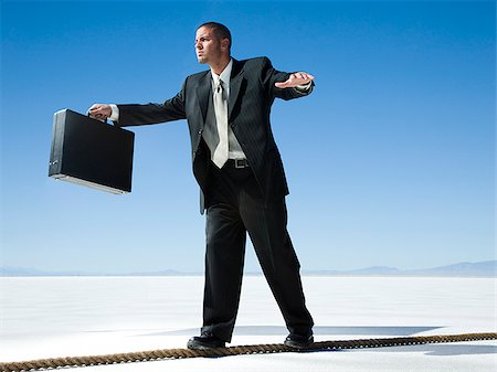 businessman walking a tightrope Foto de stock - Sin royalties Premium, Código: 640-02951583