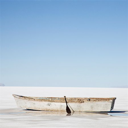 stranded - row boat in the middle of nowhere Stock Photo - Premium Royalty-Free, Code: 640-02951611