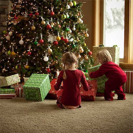 simsearch:640-03260410,k - two children opening gifts on christmas morning Stock Photo - Premium Royalty-Free, Code: 640-02953172