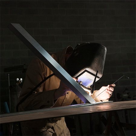 USA, Utah, Orem, man soldering metal in workshop Foto de stock - Sin royalties Premium, Código: 640-03256648