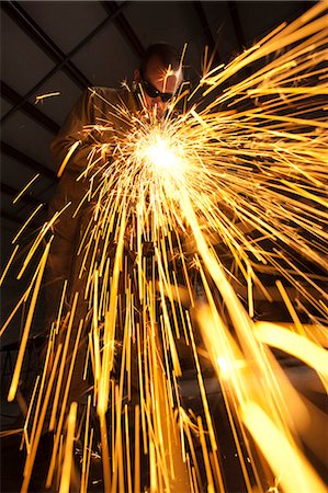 USA, Utah, Orem, sparks from man welding metal Foto de stock - Sin royalties Premium, Código: 640-03256658