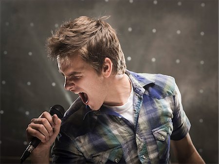 rocker - Young man singing, studio shot Foto de stock - Sin royalties Premium, Código: 640-03256800